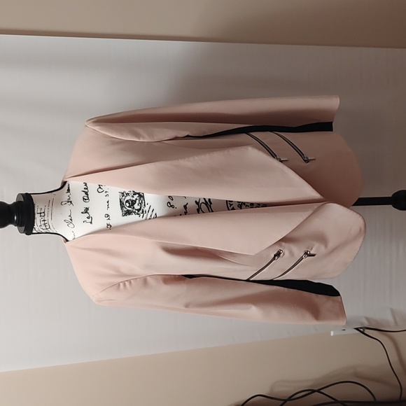 Nine West Jackets & Blazers - EUC Nine West Women's Pale Pink and Black Blazer
